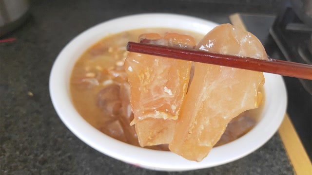 3斤牛皮一锅炖,汤汁可口,牛皮软糯,入口即化