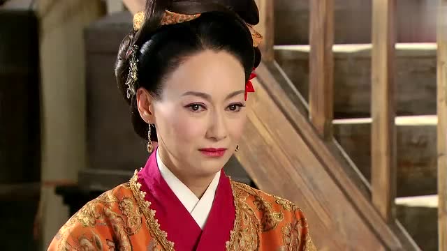 武松摆酒席招待邻居,王婆子吓得想趁机临阵脱逃,被武松叫住