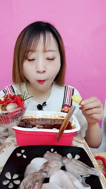 吃货小仙女又开吃了,吃自制的八爪鱼,看着好馋人啊