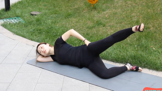 躺着就能做的瑜伽体式!侧躺抬腿练核心肌肉,矫正骨盆锻炼臀部