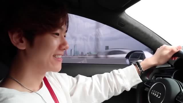 边伯贤单手开车,女生对这个样子的男生没有抵抗力吧,太帅了