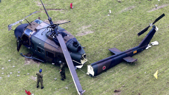 日本自卫队训练出事故 直升机硬着陆摔成两截