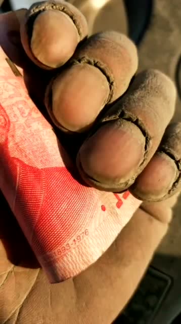 劳动人民的手,努力为家人打拼的手