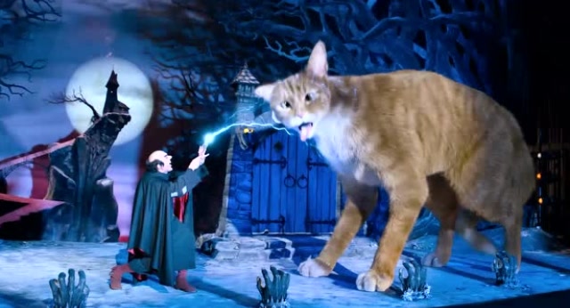 蓝精灵2:格格巫用魔法把阿兹猫变大,现场观众兴奋不已