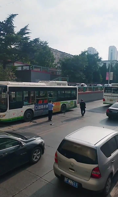 保定两公交车侧面刮蹭