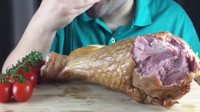 韩国胡子大叔吃俄罗斯超大火鸡腿,香醇可口,看着就是美味!