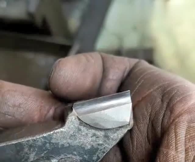 刚刚磨好的车刀,只有懂行的师傅能看懂这刀磨得好不好!