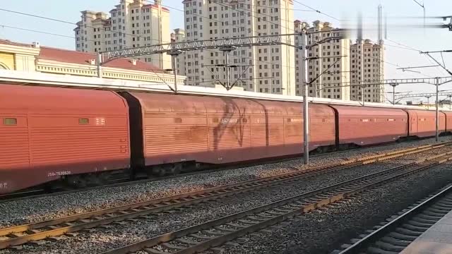 t55次出没,加挂了两节syw25k,高速通过京广线徐水站