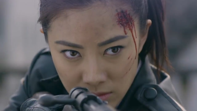 野山鹰:大鹰淑子逃到街上楼房的二楼天台,她端着枪对准路口