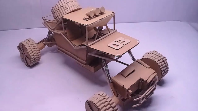 你见过这样的越野车吗,小c用纸板就能做出来,完成后太酷炫了