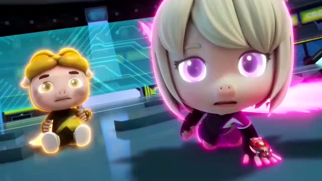 菲菲陷入危险境地,超人强关键时刻挺身而出,挡住了神兵的攻击!