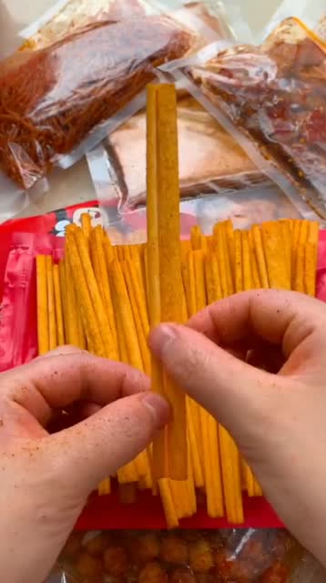 你们都吃过辣条吧!但是我看见了一个虫子,你们还敢吃吗