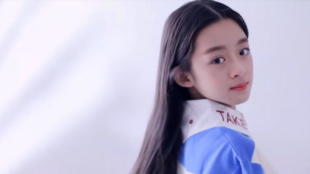 杨幂新签小演员黄杨钿甜,很多当红女星找她演少女时期!