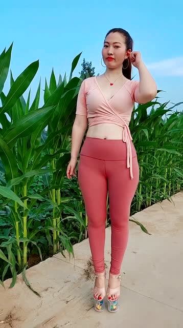 想彰显身材的大妈穿上紧身裤,越看越觉得美中不足