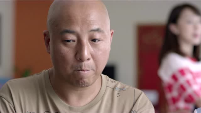 光头和美女先不办好结婚证,然后再选择离婚 ,结婚离婚都当儿戏