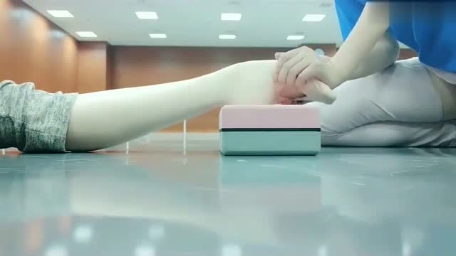 芭蕾舞原来是这样压脚背的用这个小技巧其实并不难