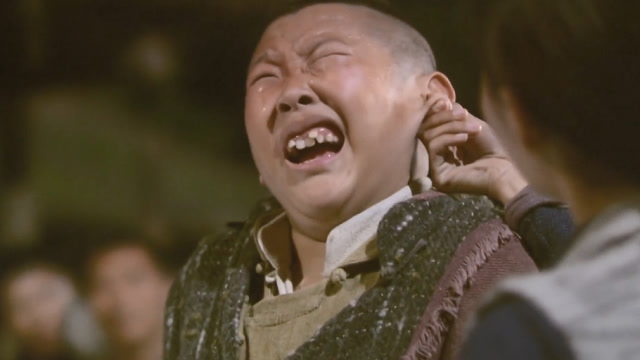 男子丢媳妇竟嚎啕大哭,不料被一把揪耳朵,面对小白脸还认怂!