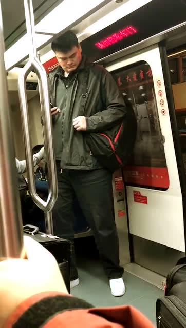 大姚假装玩手机,以掩饰抬不起头的尴尬