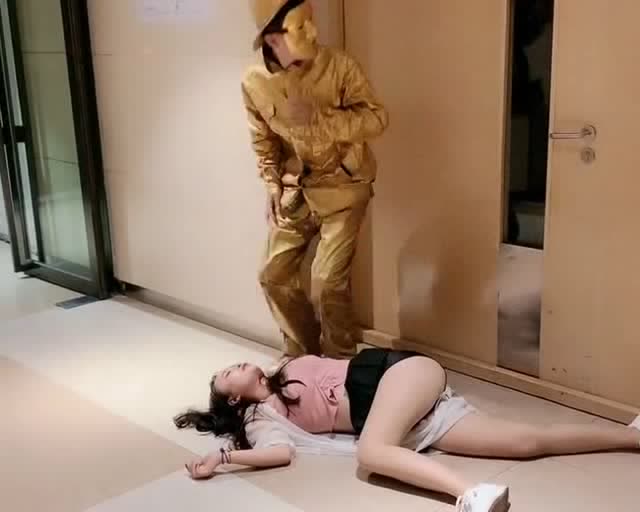 小金人实力恶搞,把美女给撞晕了,最后的结局爆笑啊
