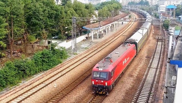 杭州至西安全列卧铺z字火车 hxd3d牵引z86次通过艮山门