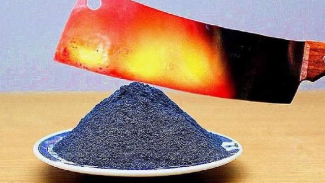 烧红的菜刀遇到火药会怎样?作死小伙冒险尝试,场面顿时失控