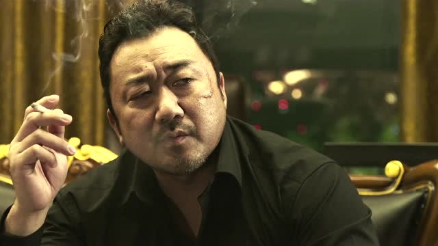 恶人传:大叔听见录音很不爽,站在桌子上掏枪对准马东锡