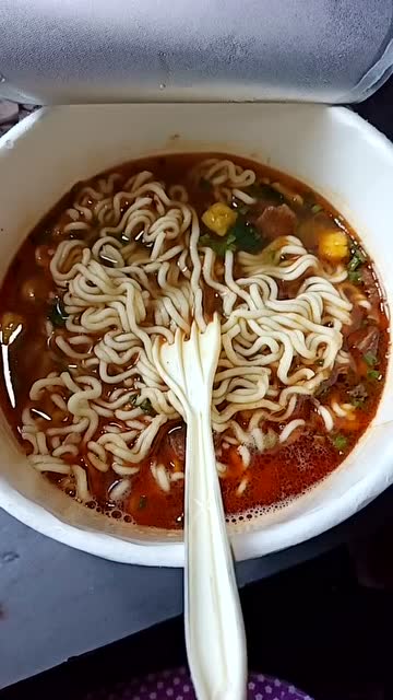 上班饿了吃泡面!可怜吧!