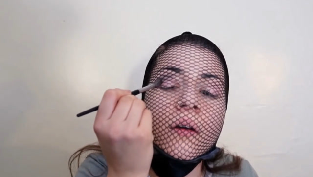 渔网袜套头上也能画出美丽的妆?看美女一番操作,这是什么新时尚