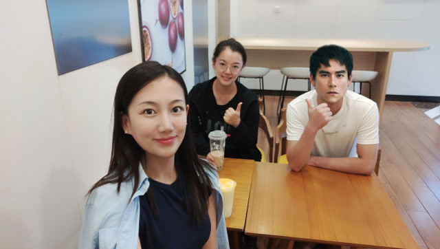 小美女答应跟网友见面,没想到男生颜值在线,会有故事发生吗?