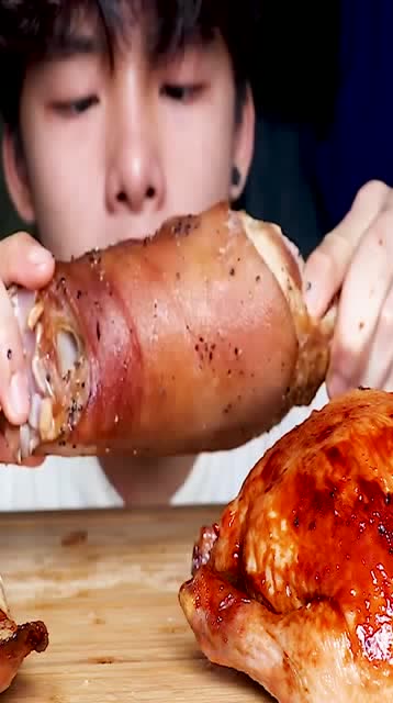 韩国吃播:卡哇伊小哥哥开撕碳烤母猪蹄,龇牙咧嘴开咬一定很好吃