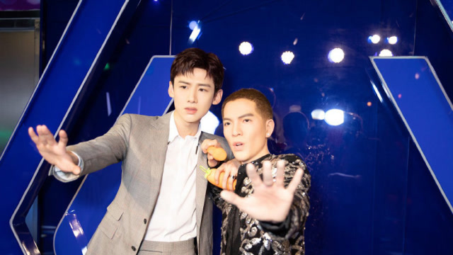 白敬亭蜡像诞生,白敬亭却和萧敬腾的蜡像玩,同款姿势合影好调皮