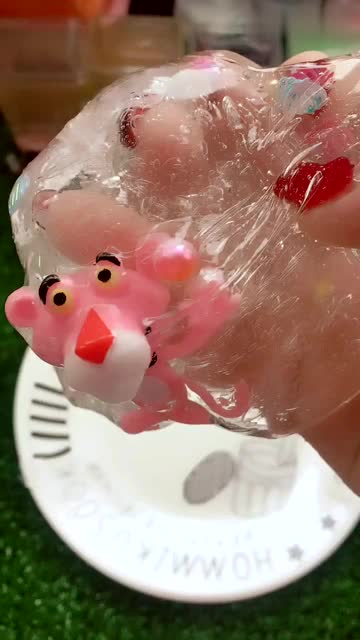 第一次玩液态玻璃泥吗?怎么感觉会划到手啊!