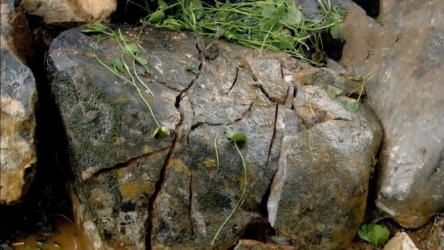 远古祖先用冷水代替炸药,轻松把石头炸开!真是厉害!