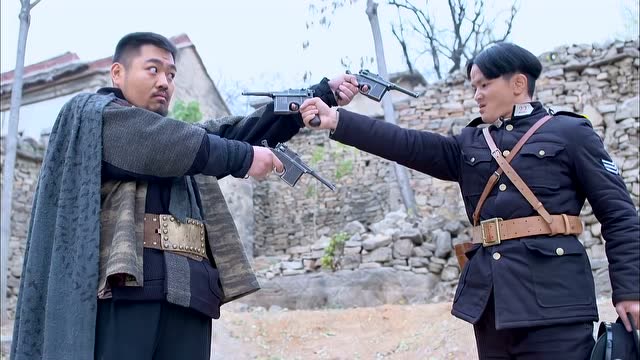 俩男子举枪对峙,没想到有第二把指向下面,这就尴尬了