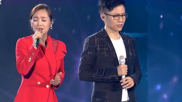 云朵石头同台飙歌,深情演唱《雨花石》太震撼,丝毫不逊色于