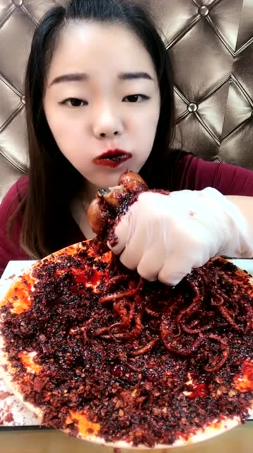 美女吃八爪鱼爆头,看着好好吃