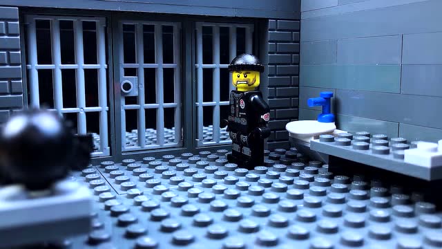 乐高黑帮老大监狱休息时,贿赂警察,乘坐直升机逃走!