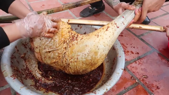 男子花2000元买了只大鸵鸟,只为做"烤鸟腿",出锅口水直流