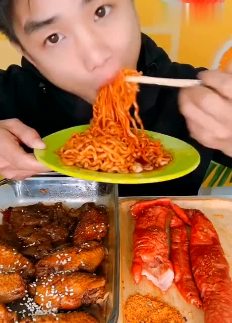 小哥超爱吃火鸡面,呼哧呼哧几口吃完,热气腾腾的超诱人!