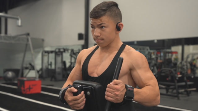 最年轻的肌肉巨兽,17岁练出拉丝肌肉,撸铁强度不输给健美选手