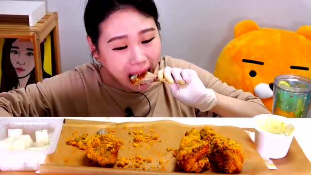 韩国吃播美女姐姐吃炸鸡腿大口的吃吃的真得劲