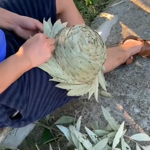 手工达人,用树叶编织帽子!