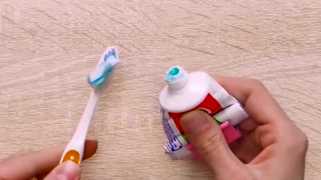 牙膏挤不出,教你一个快速挤出牙膏的方法,太方便了!