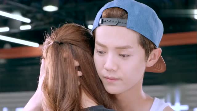 《甜蜜暴击》鹿晗拥抱关晓彤,心疼安慰她!