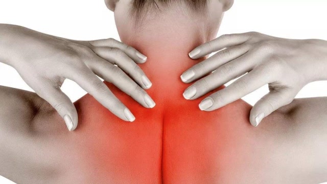 肩颈不舒服?1个动作每天3分钟活动你的脊柱,缓解肩颈疲劳