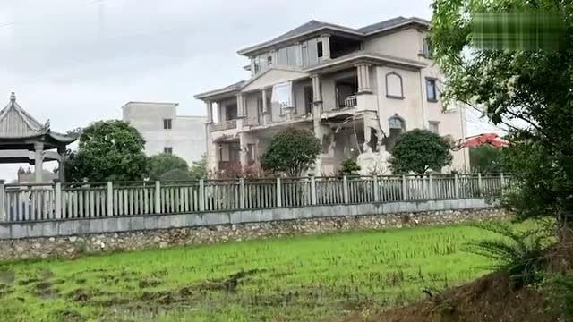 广西大毒枭张加爱豪华别墅被推倒 十秒钟轰然倒塌