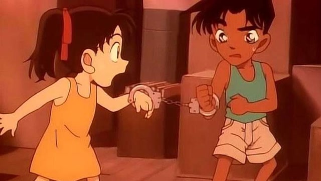 平次和和叶也太皮了被手铐锁在一起只好一起上厕所