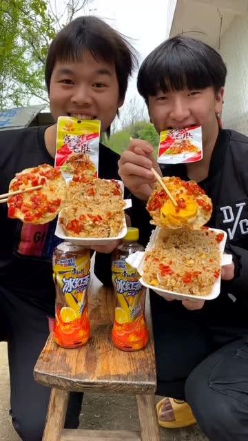 农村成杰跟浪人到镇上打包午饭吃