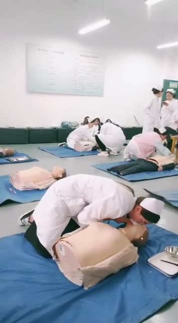 一个视频告诉你护士小姐姐如何练习心肺复苏网友羡慕那假人