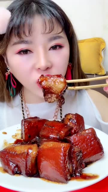 吃播美女太会吃了,一口咬下去,看着就过瘾好想吃上一口!